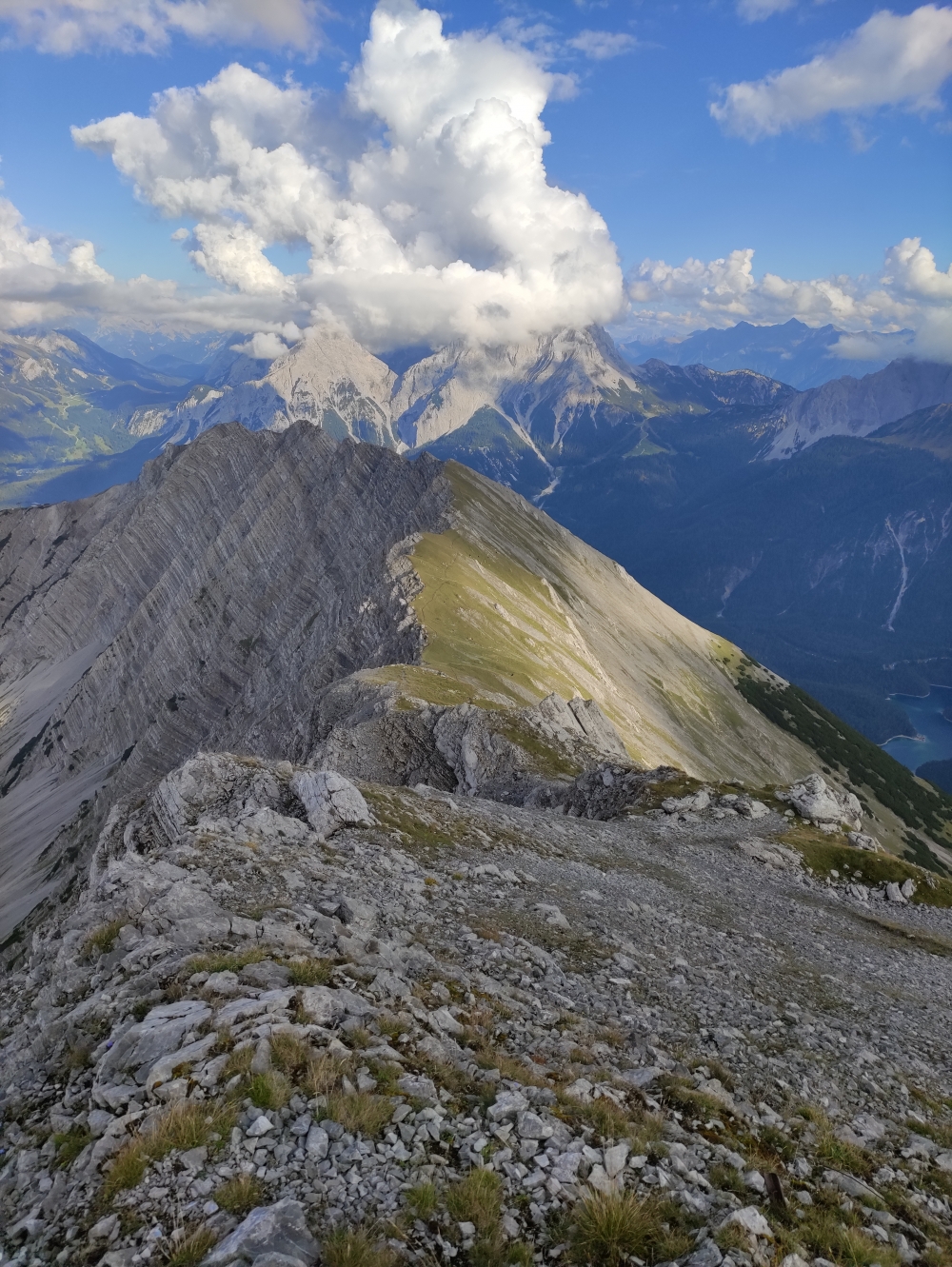 Brettlalm -> Grubigstein: Der Weg unterhalb des Grates - Blick von der Gartner Wand Richtung Grubigstein