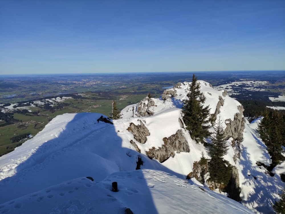 Wanderung Grünten von Kranzegg: Vom Denkmal zum kleinen Gedenkkreuz und dann links und später rechts um die Felsen