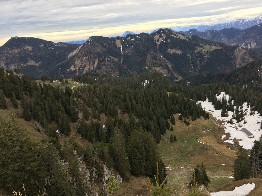 Bischofsfellnalm: Blick vom Hasenpoint auf die Grundbachalm (rechts) und die Bischofsfellnalm (links)