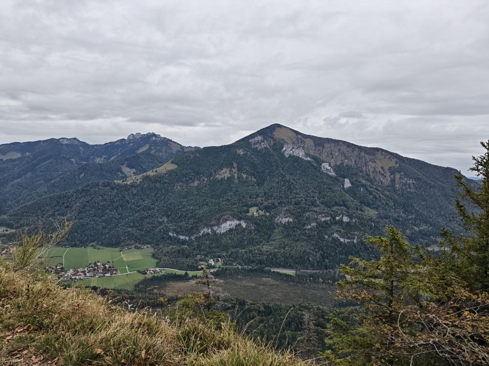 Wanderung Gscheuerwand: Wanderung Gscheuerwand: Blick auf Hochplatte und Kampenwand (Gscheuerwand)