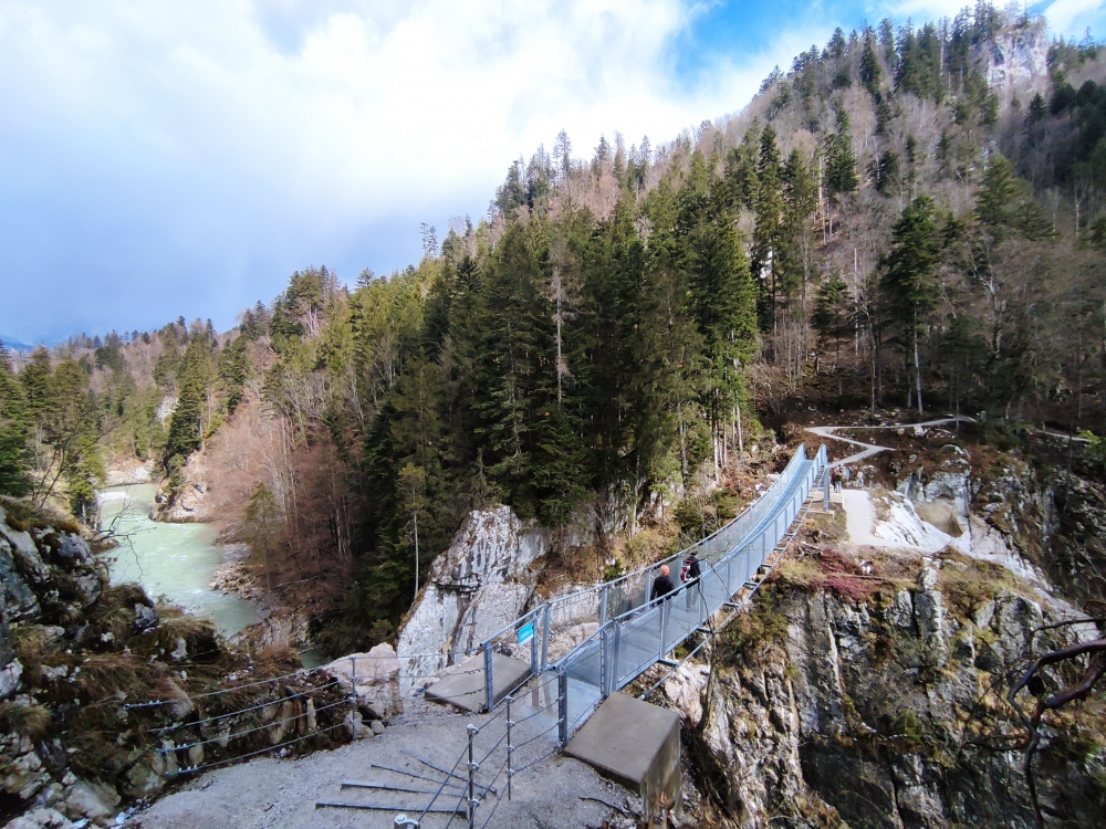 Wanderung Schmugglerweg: Wanderung Schmugglerweg: Hängebrücke über der 1906/07 erweiterten Engstelle (Hängebrücke Gletschermühle)