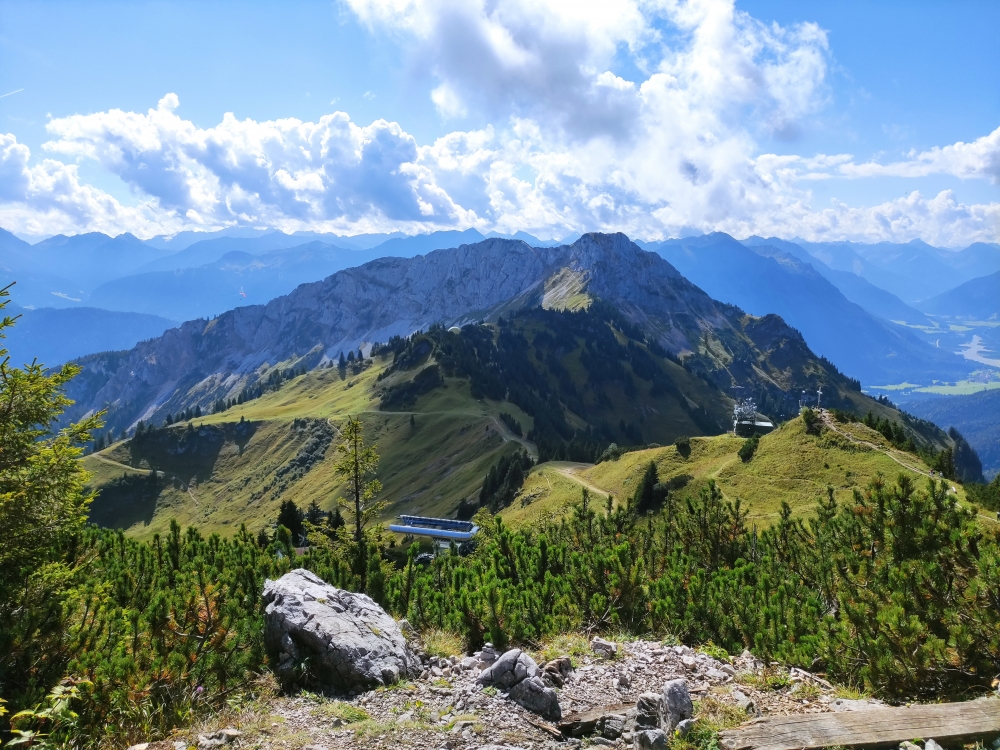 Wanderung Gaichtspitze bis Schneidspitze: Wanderung Gaichtspitze bis Schneidspitze: Blick nach Süden zur Sendeanlage und Gipfelkreuz (Hahnenkamm)