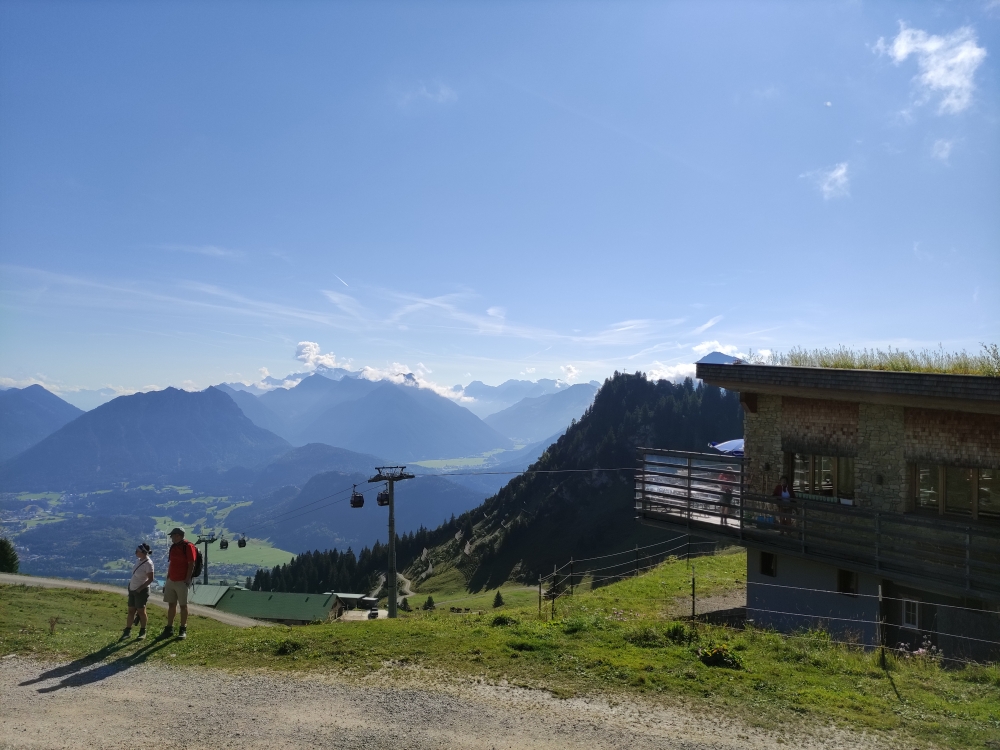 Wanderung Gaichtspitze bis Schneidspitze: Wanderung Gaichtspitze bis Schneidspitze: Panoramarestaurant mit Blick Richtung Osten (Hahnenkammbahn Panoramarestaurant)