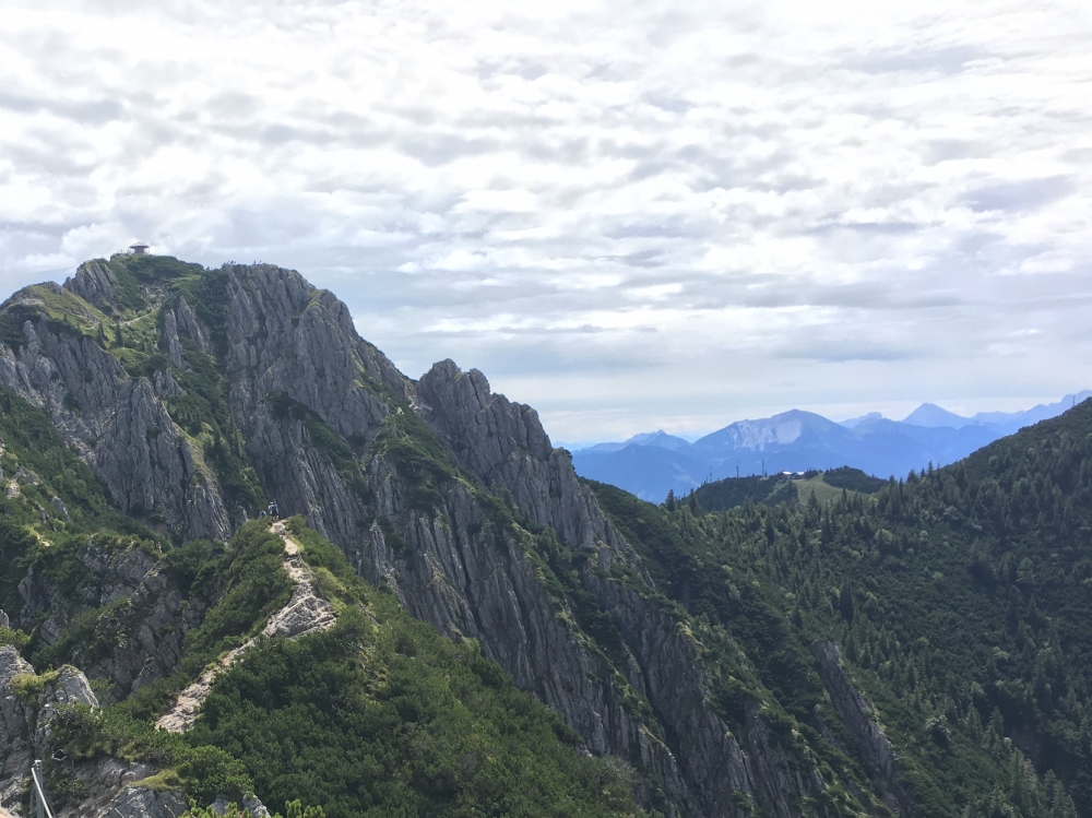 Wanderung Herzogstand & Heimgarten: Blick zum Herzogstand-Gipfelpavillon.
