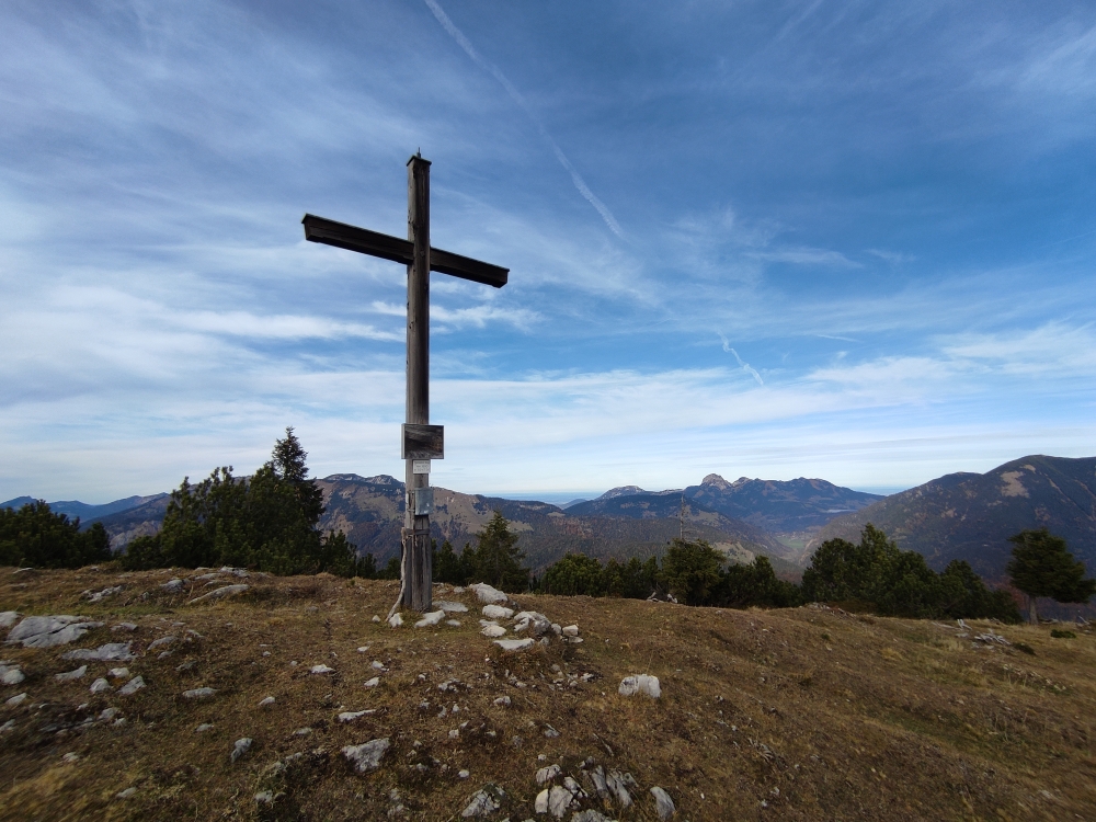 Wanderung Schönfeldjoch: Wanderung Schönfeldjoch: Heimkehrerkreuz mit Wendelstein rechts der Mitte