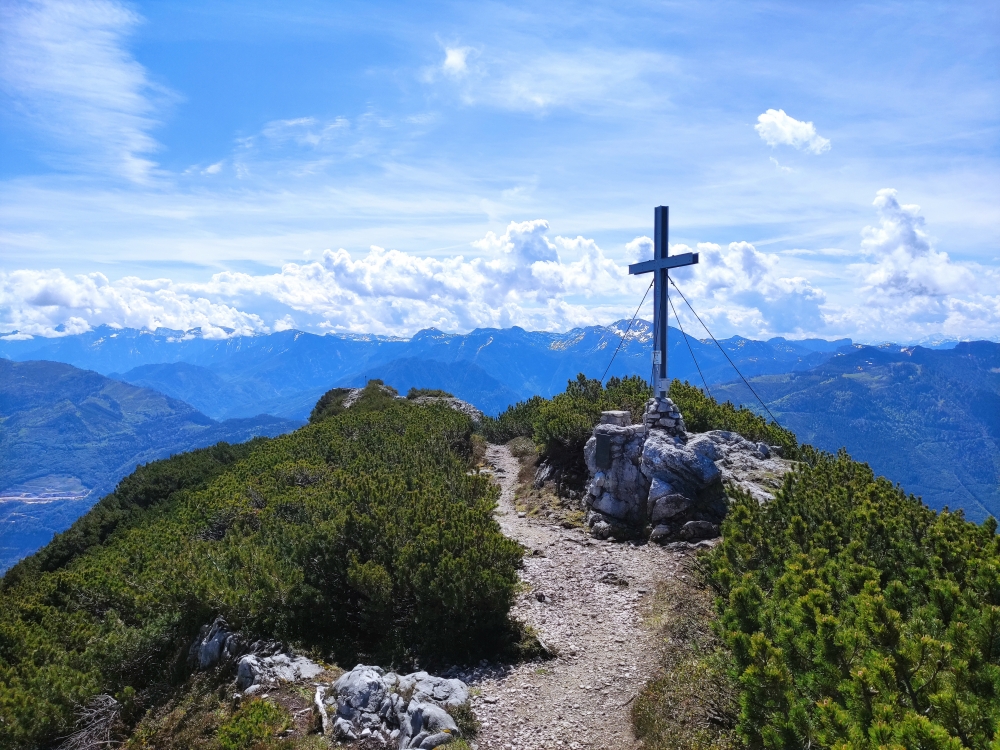 Klettersteig Feuerkogel-Abstieg über Kaiserweg: Klettersteig Feuerkogel-Abstieg über Kaiserweg: Gipfelkreuz (Helmeskogel)