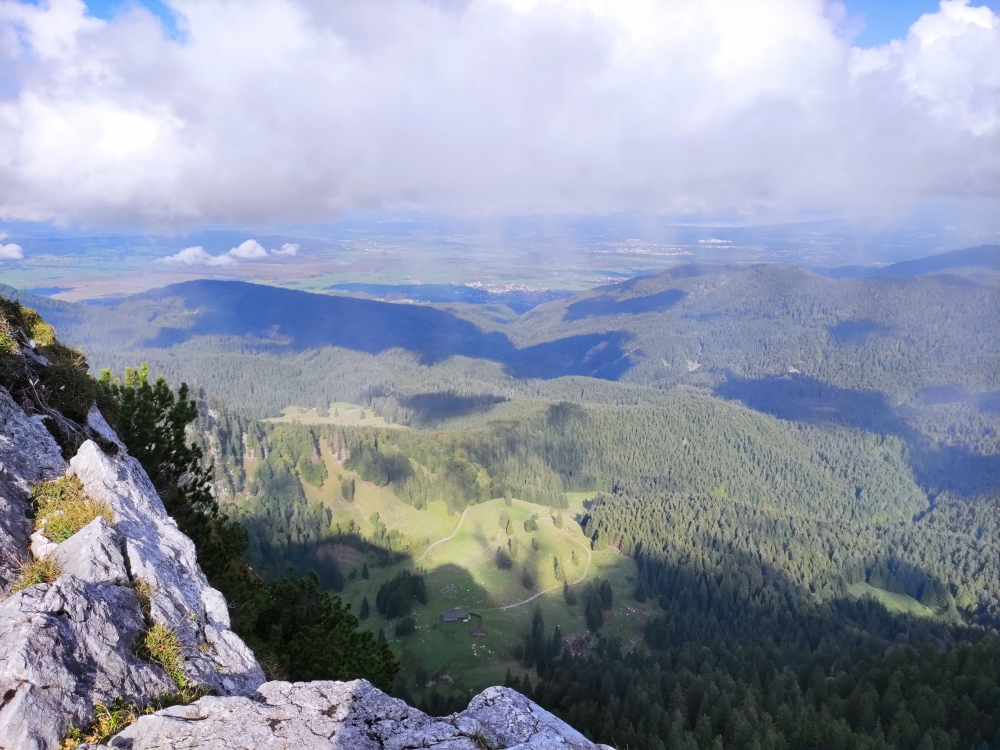 Wanderung Hennenkopf: Wanderung Hennenkopf: Blick über die Tiefental-Alm nach Benediktbeuern (Hennenkopf)