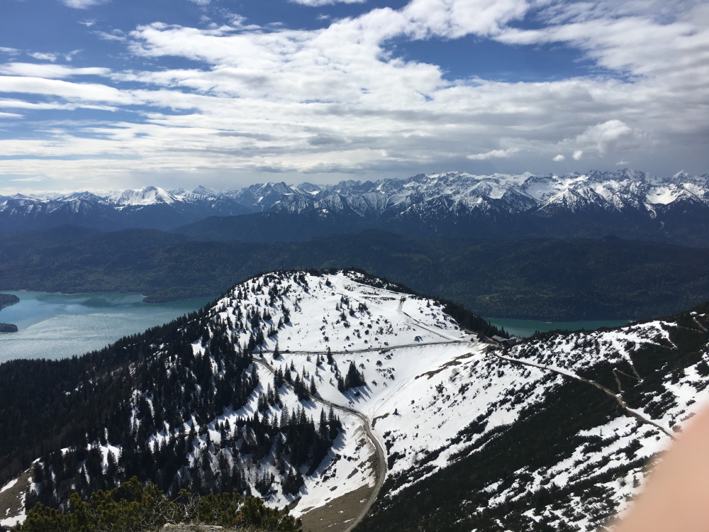 Wanderung Herzogstand: Wanderung Herzogstand: Blick zum Berggasthaus Herzogstand vom Gipfelpavillon