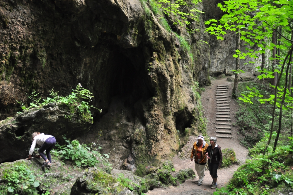 Wanderung Hinanger Wasserfälle: An der Felswand entlang