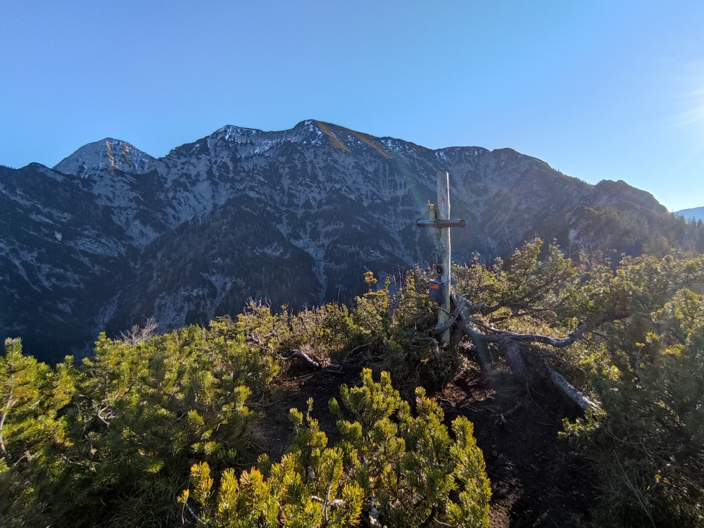 Wanderung Überschreitung Adlerköpfe: Wanderung Überschreitung Adlerköpfe: Gipfelkreuz (Hinterer Adlerkopf)