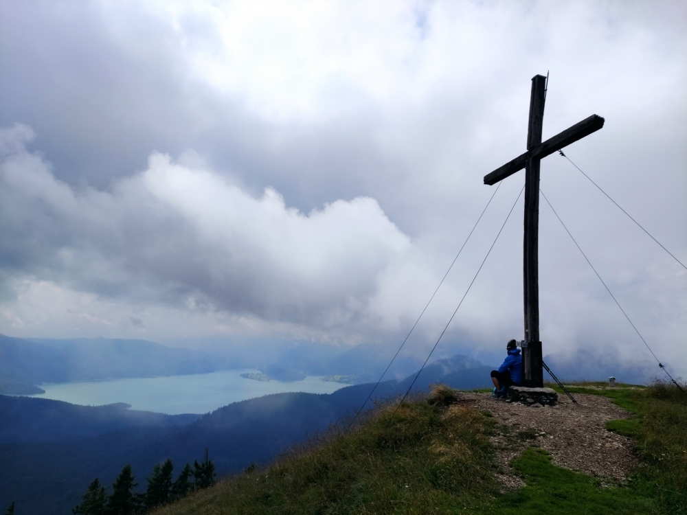 Wanderung Hirschhörnlkopf & Jochberg: Wanderung Hirschhörnlkopf & Jochberg: Gipfelkreuz mit Walchsee (Hirschhörnlkopf)