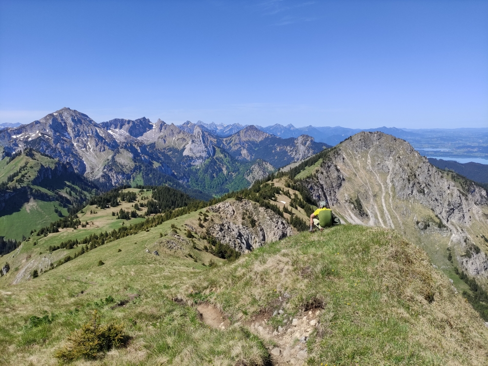 Wanderung Große Klammspitz: Wanderung Große Klammspitz: Auf dem Hirschwang mit Blick auf Hochplatte links und Grubenkopf rechts