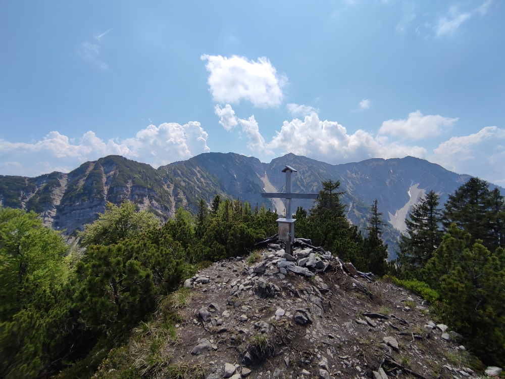 Wanderung Dürrnbachhornrunde: Wanderung Dürrnbachhornrunde: Gipfelkreuz mit der ganzen Dürnnbachhornrunde im Hintergrund  (Hochbrunstkopf)