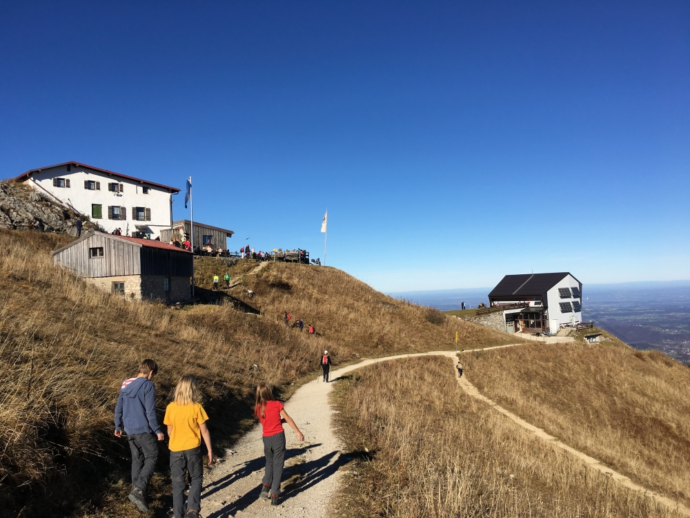 Wanderung Hochfelln von Steinbergalm: Wanderung Hochfelln von Steinbergalm: Links das Hochfellnhaus, rechts die Bergstation