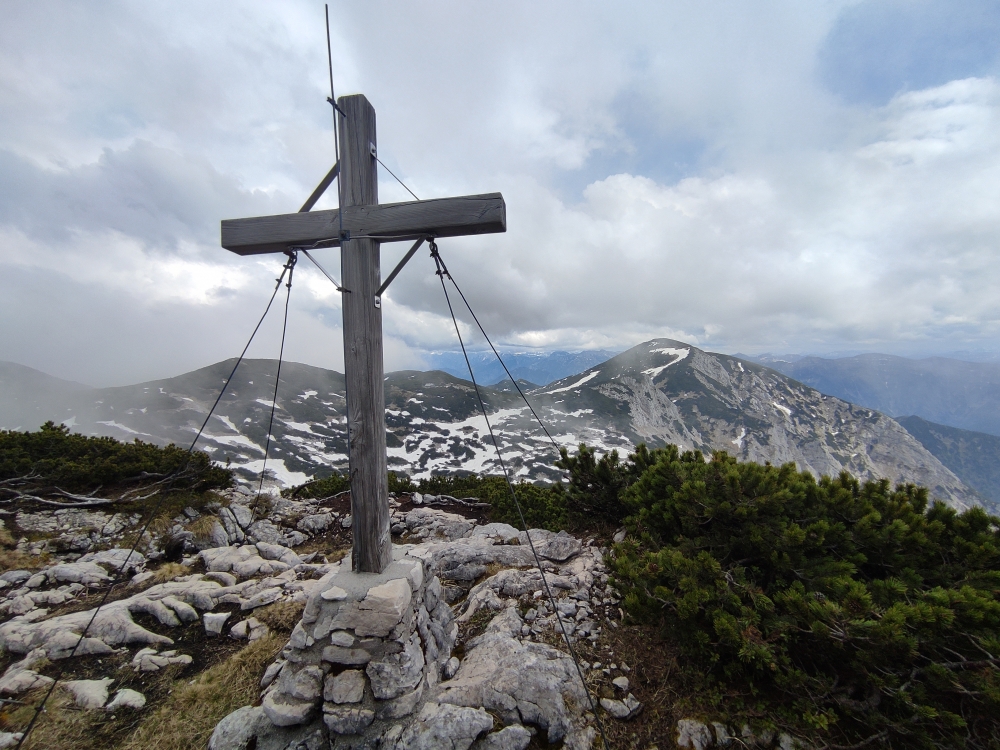 Wanderung Hochleckenhaus zur Christophorushütte: Wanderung Hochleckenhaus zur Christophorushütte: Gipfelkreuz mit Großer Höllkogel im Hintergrund (Hochhirn)