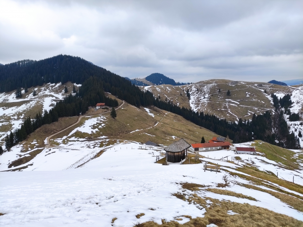 Wanderung Hochköpfl: Über die Maria-Hilf-Kapelle zur Burgerhütte (rechts) und der Wandberghütte 