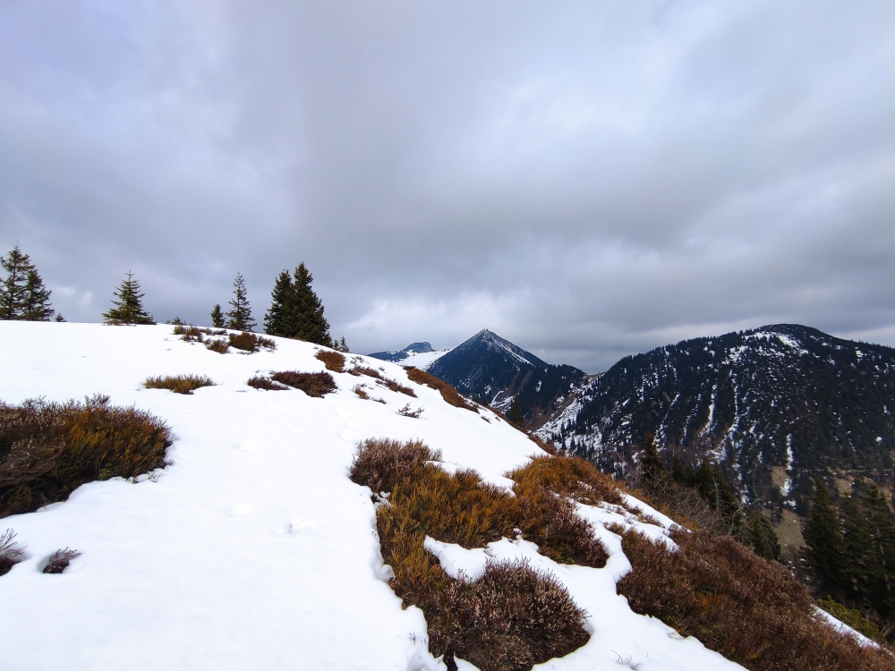 Wanderung Hochköpfl: Aufstieg mit Blick zum Geigelstein und Breitenstein