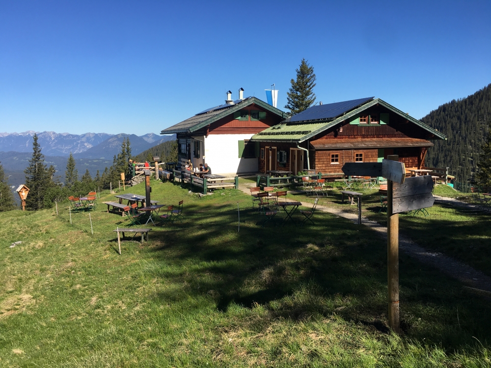 Wanderung Predigtstuhl: Wanderung Predigtstuhl: Die Hochlandhütte am Morgen