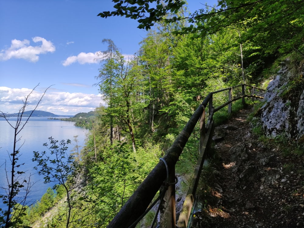 Mahdlgupf Klettersteig zum Hochleckenhaus: Am talnahen Höhenweg am Attersee