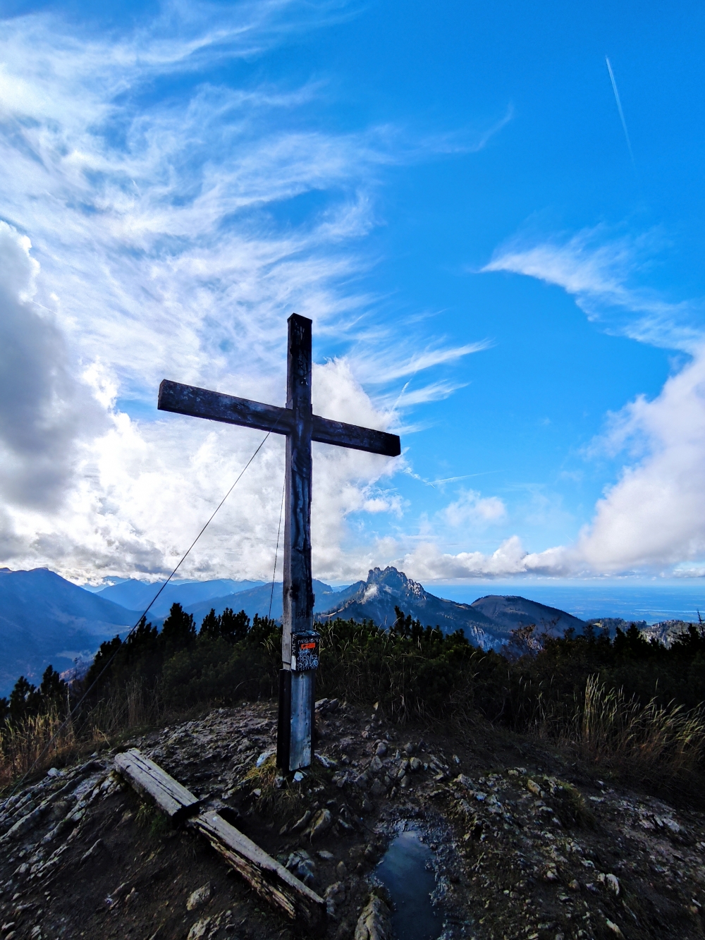 Wanderung Hochplatte und Friedenrath: Wanderung Hochplatte und Friedenrath: Gipfelkreuz mit Kampenwand (Hochplatte)