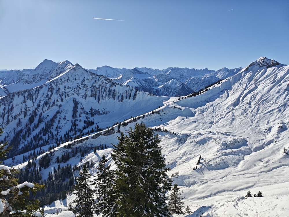 Wanderung Hochplatte: Wanderung Hochplatte: Blick in den Sattel Gröbner Hals zwischen Rether Kopf (rechts) und Sonntagsspitze (Hochplatte)