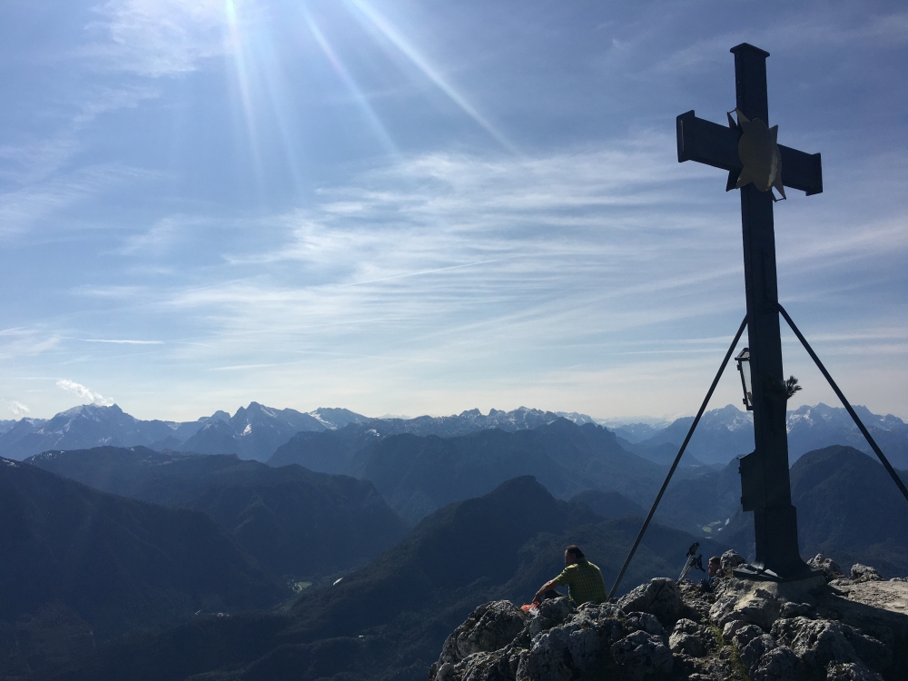Wanderung Hochstaufen: Wanderung Hochstaufen: Hochstaufen Gipfelkreuz (hinten links der Watzmann)