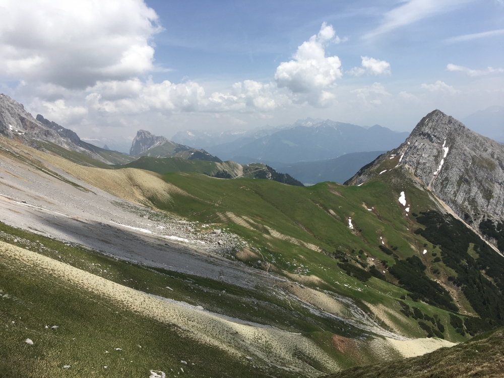 Wanderung Hochwanner: Horizontaler Wegabschnitt zwischen Predigtstein und letztem Steilstück (Bildmitte: Rotmoosalm)