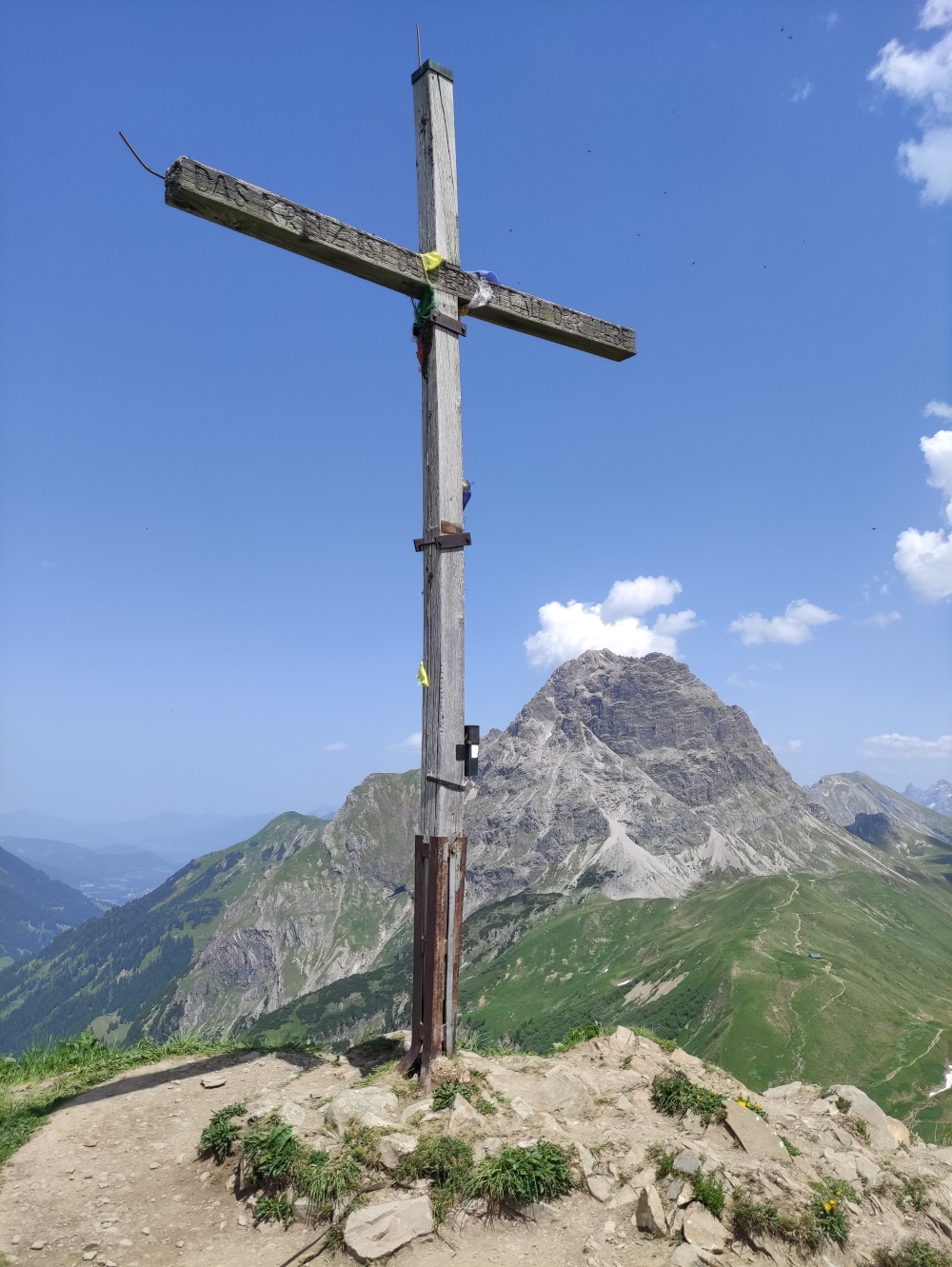 Wanderung Großer Widderstein: Wanderung Großer Widderstein: Gipfelkreuz mit Widderstein (Höferspitze)
