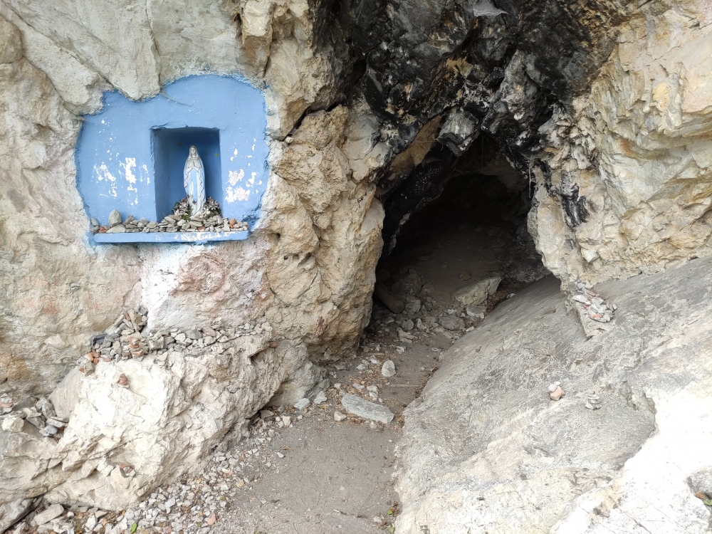 Wanderung Pieve di Tremosine und Campione del Garda: Wanderung Pieve di Tremosine und Campione del Garda: Grotte am Wegrand (Höhle)