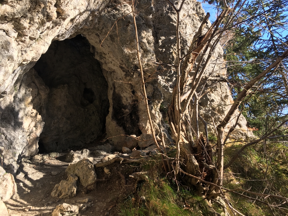 Wanderung Engelstein und Bairerkopf: Wanderung Engelstein und Bairerkopf: Die kleine Höhle am Westende (Höhle Engelstein West)