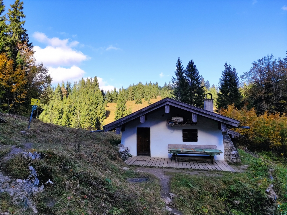 Wanderung Hörndlwand Ostgipfel: Wanderung Hörndlwand Ostgipfel: Die nicht bewirtschaftete Hörndlalm liegt direkt im Sattel
