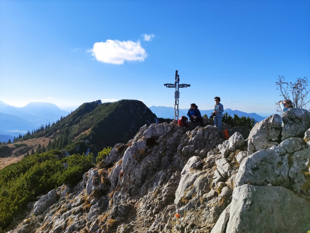 Wanderung Hörndlwand über Goldloch: Wanderung Hörndlwand über Goldloch: Gipfelkreuz Hörndlwand mit Gurnwandkopf im Hintergrund