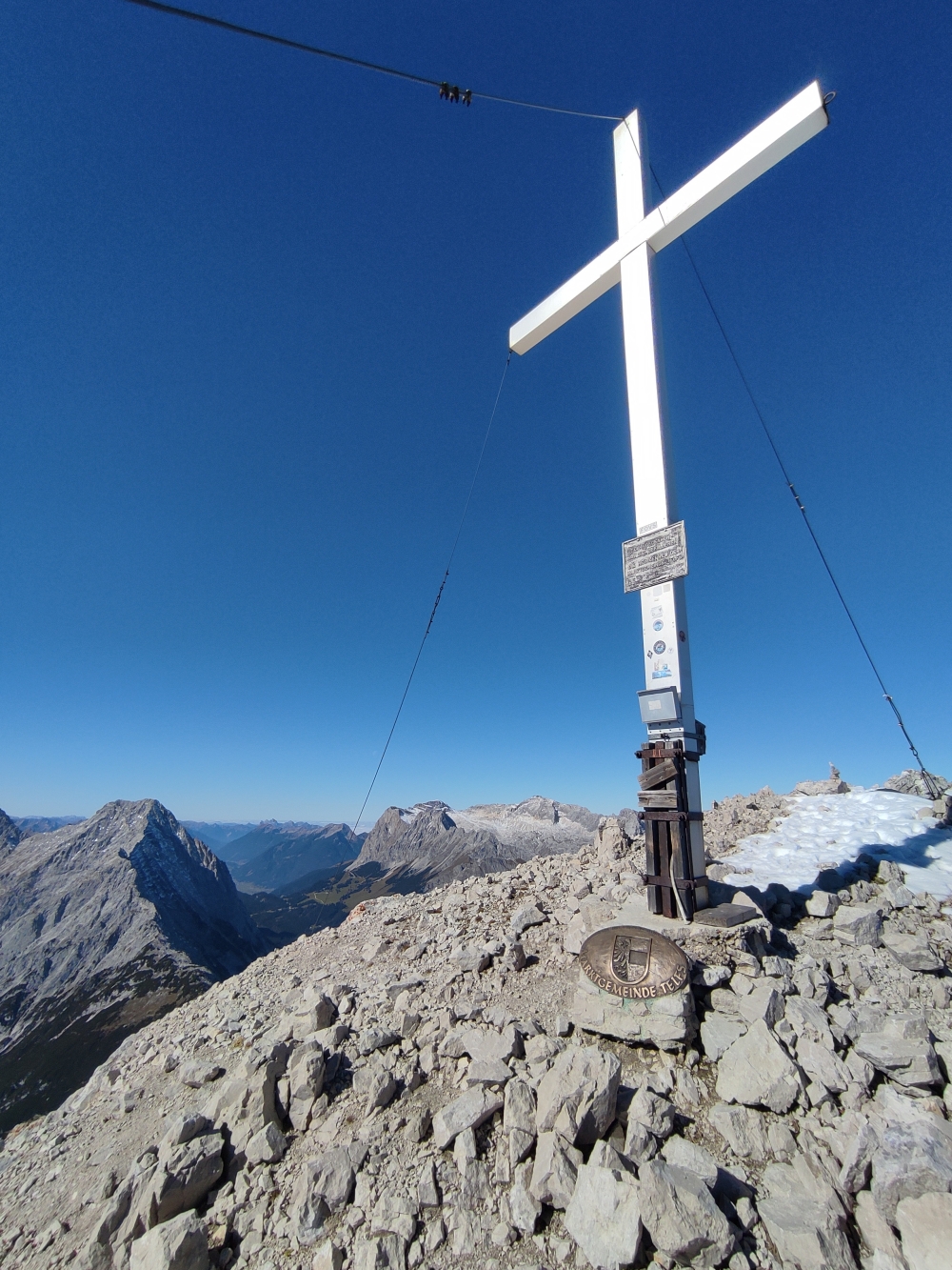 Klettersteig Hohe Munde Überschreitung: Klettersteig Hohe Munde Überschreitung: Im Hintergrund die Zugspitze (Hohe Munde Westgipfel)