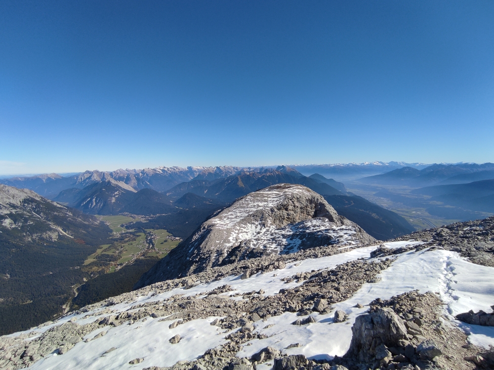 Klettersteig Hohe Munde Überschreitung: Klettersteig Hohe Munde Überschreitung: Blick über den Hohe Munde Ostgipfel nach Osten (Hohe Munde Westgipfel)