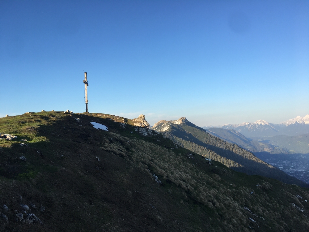 Wanderung Hoher Ziegspitz über Stepbergalm: Wanderung Hoher Ziegspitz über Stepbergalm: Gipfelkreuz mit Kramerspitz im Hintergrund (Hoher Ziegspitz)
