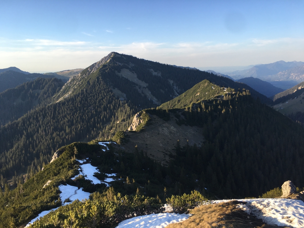Wanderung Hoher Ziegspitz über Stepbergalm: Wanderung Hoher Ziegspitz über Stepbergalm: Blick über Vordere Ziegspitz zum Hirschbichel (Hoher Ziegspitz)
