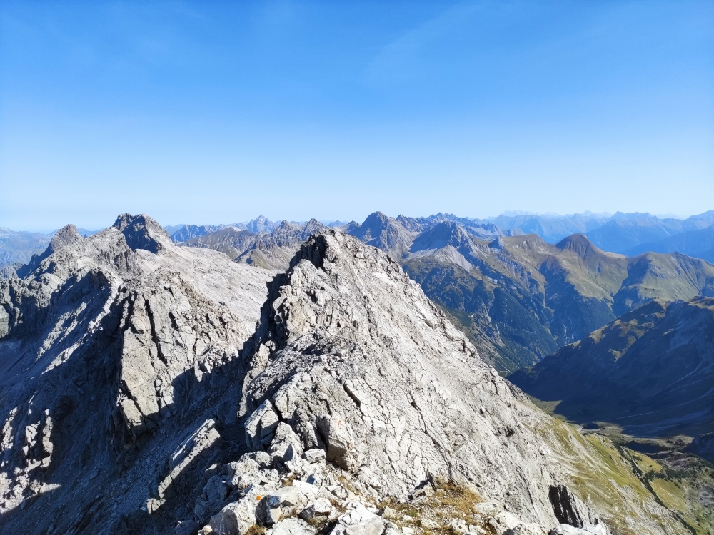 Wanderung Heilbronner Weg: Wanderung Heilbronner Weg: Blick über den Steinschartenkopf zum Bockkarkopf und Mädelegabel (Hohes Licht)