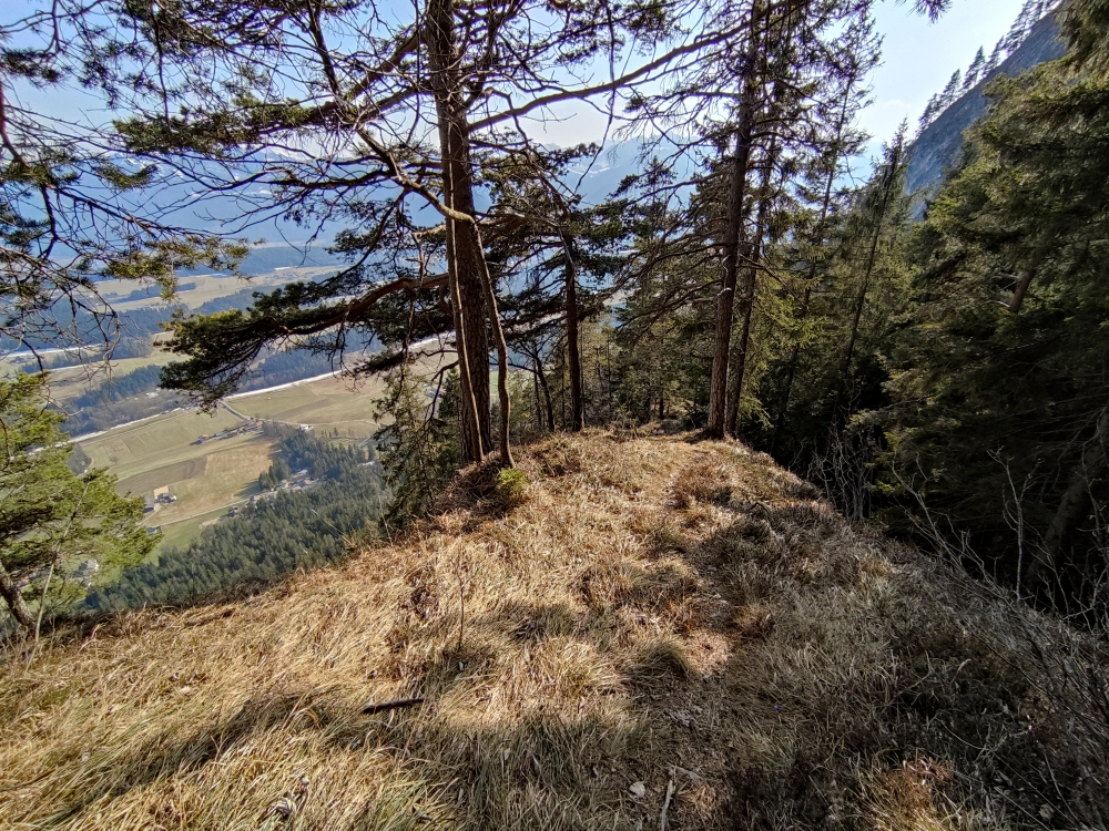 Wanderung Hundsalmjoch: Links und Rechts des schmalen Pfades besteht Absturzgefahr 