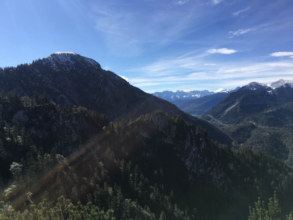 Wanderung Hirschhörnlkopf & Jochberg: Wanderung Hirschhörnlkopf & Jochberg: Blick von der Sonnenspitz über das Graseck auf den Jochberg (links)