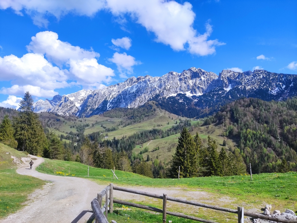 Klettersteig Hackenköpfe und Sonneck: Klettersteig Hackenköpfe und Sonneck: Der Weg führt geradeaus leicht bergab zur Kaindlhütte (rechts der Bildmitte)