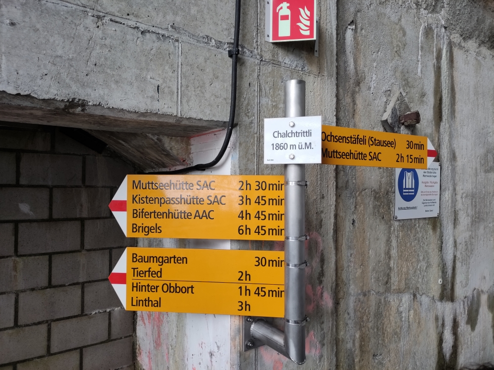 Wanderung Kistenpasshütte: Wanderung Kistenpasshütte: Bei Ankunft rechts durch den Stollen oder links zum Wanderweg (Kalktrittli)