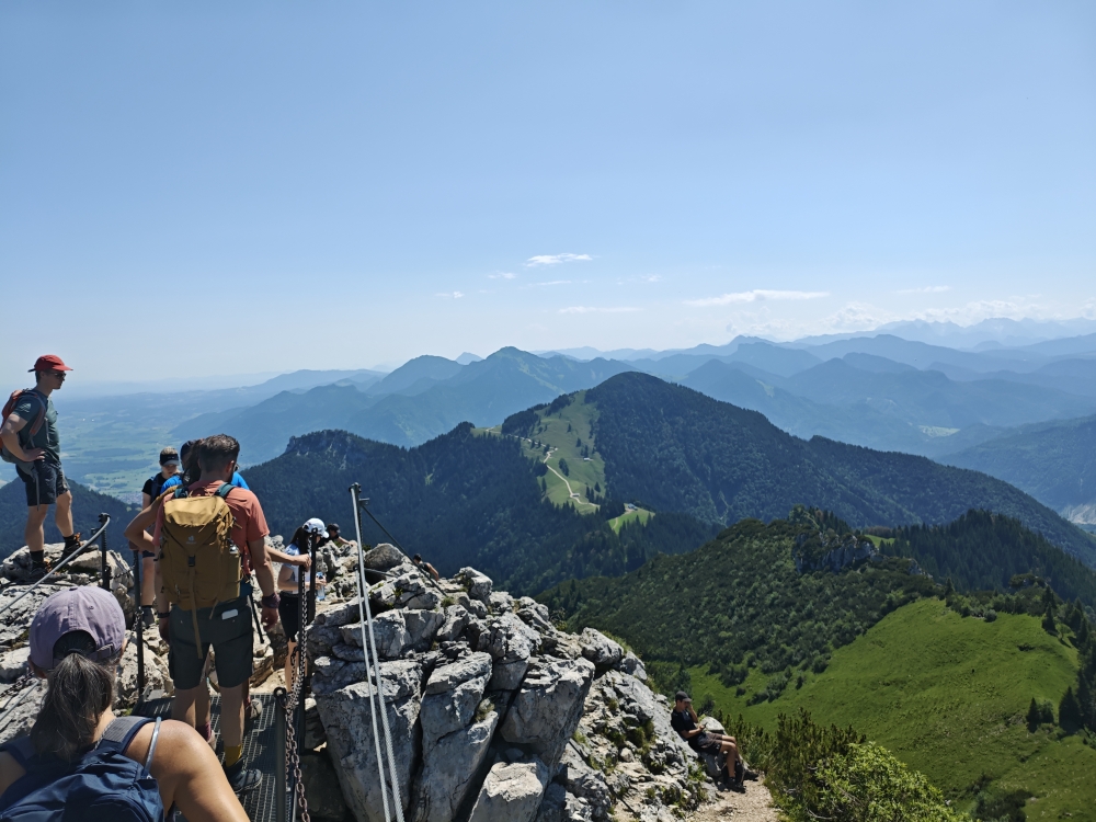 Wanderung Kampenwand: Wanderung Kampenwand: Blick nach Osten zur Hochplatte (Kampenwand-Ostgipfel)