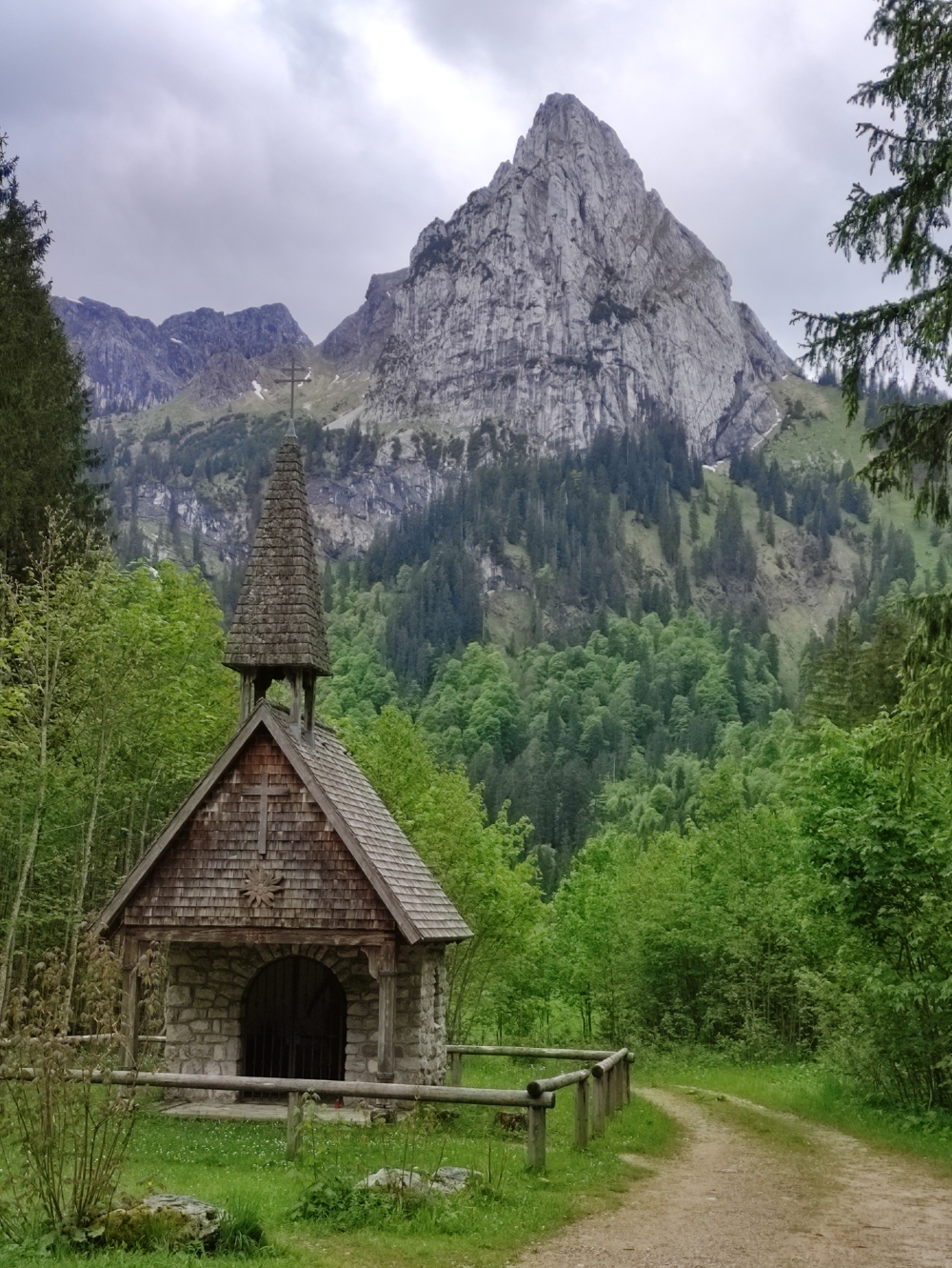 Wanderung Lösertalkopf: Wanderung Lösertalkopf: Kapelle Wankerfleck vor dem Geiselstein