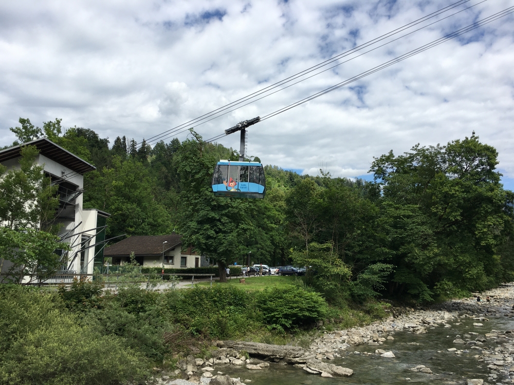 Karrenseilbahn Talstation: Die Gondel der Karrenseilbahn über der Dornbirner Ache