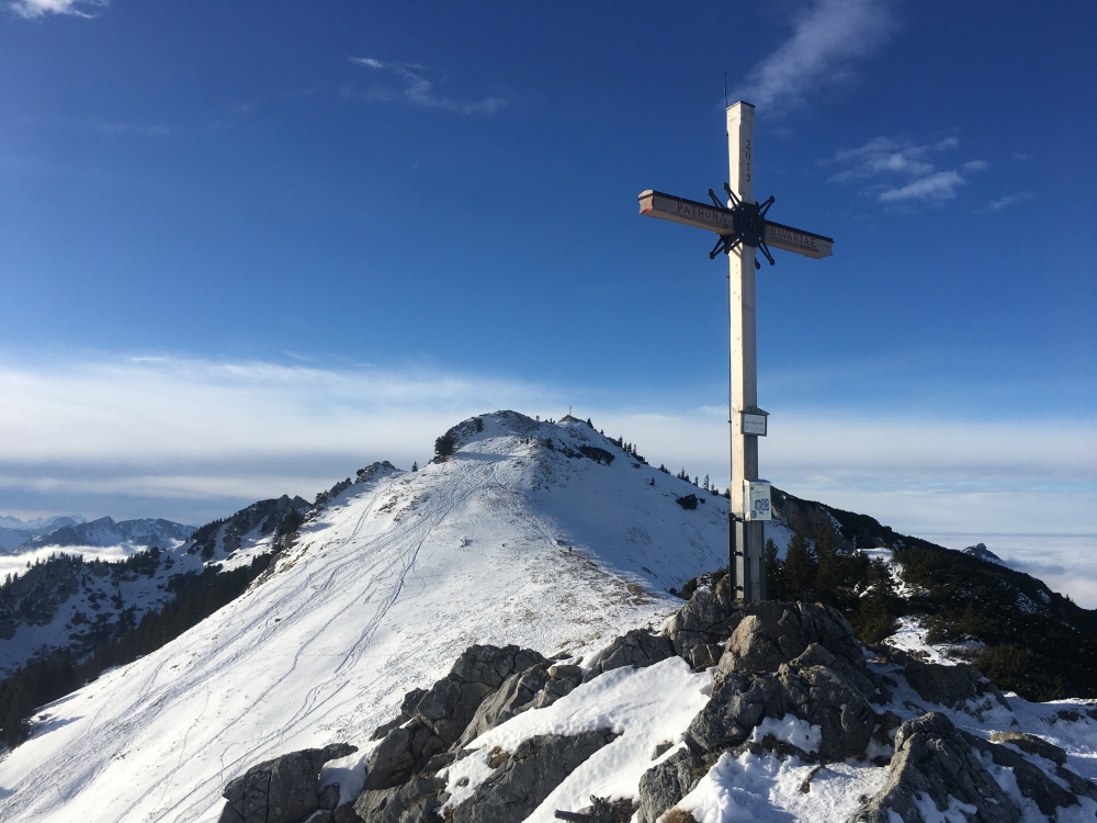 Wanderung Wildalpjoch und Kaserwand: Wanderung Wildalpjoch und Kaserwand: Gipfelkreuz Kaserwand mit Wildalpjoch im Hintergrund