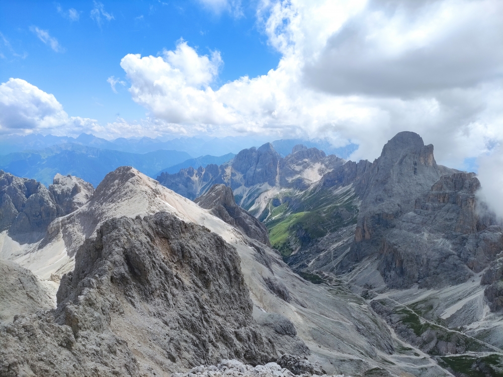Klettersteig Kesselkogel: Klettersteig Kesselkogel: Blick ins Val di Vajolet mit Rosengartenspitze rechts (Kesselkogel)