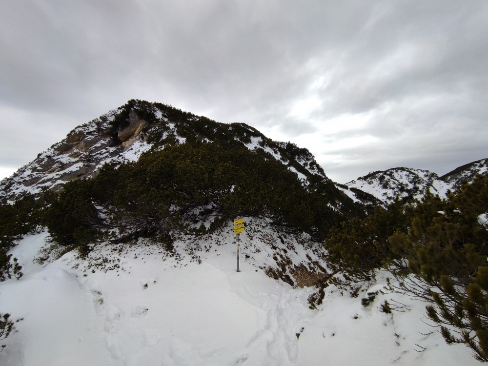 Wanderung Heuberg, Plessenberg und Kienberg: Hier rechts horizontal unter dem Heuberg vorbei 
