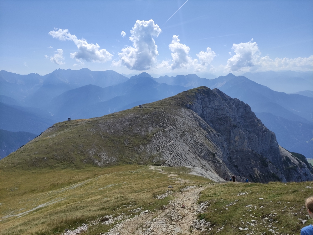 Tiroler Hütte: Abstieg in den Brunnsteinanger mit Blick zur Tiroler Hütte und Rotwandspitze und Brunnsteinspitze
