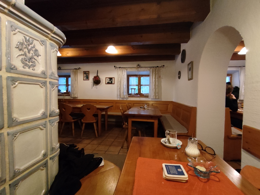 Wanderung Hennenkopf: Wanderung Hennenkopf: Stube mit Kachelofen (Kirchsteinhütte)
