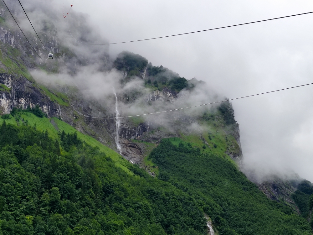 Wanderung Kistenpasshütte: Steile Auffahrt mit der Selbstbedienungs-Gondel